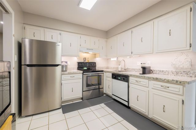 8095 Colony Drive 22, Grosse Ile Township, MI 48138