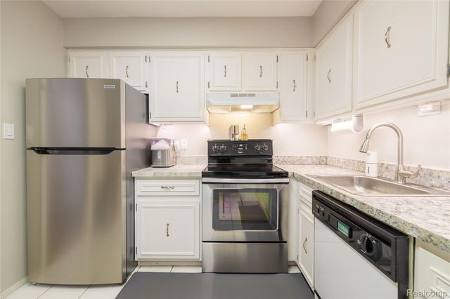 8095 Colony Drive 22, Grosse Ile Township, MI 48138