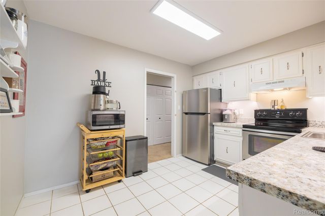 8095 Colony Drive 22, Grosse Ile Township, MI 48138