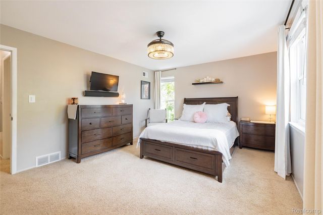 8095 Colony Drive 22, Grosse Ile Township, MI 48138