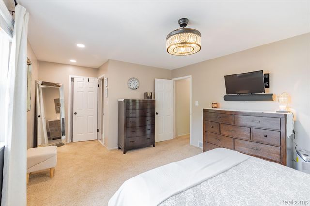 8095 Colony Drive 22, Grosse Ile Township, MI 48138