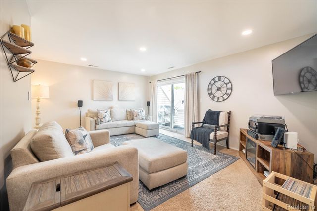 8095 Colony Drive 22, Grosse Ile Township, MI 48138