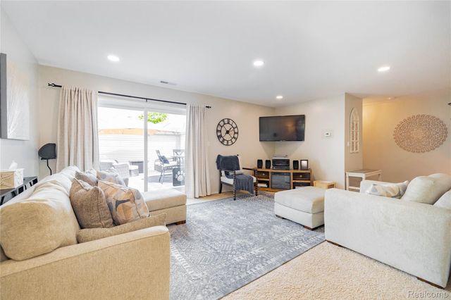 8095 Colony Drive 22, Grosse Ile Township, MI 48138