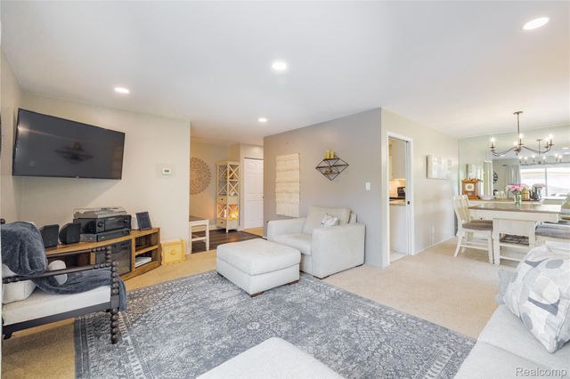8095 Colony Drive 22, Grosse Ile Township, MI 48138