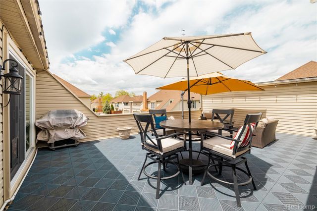 8095 Colony Drive 22, Grosse Ile Township, MI 48138