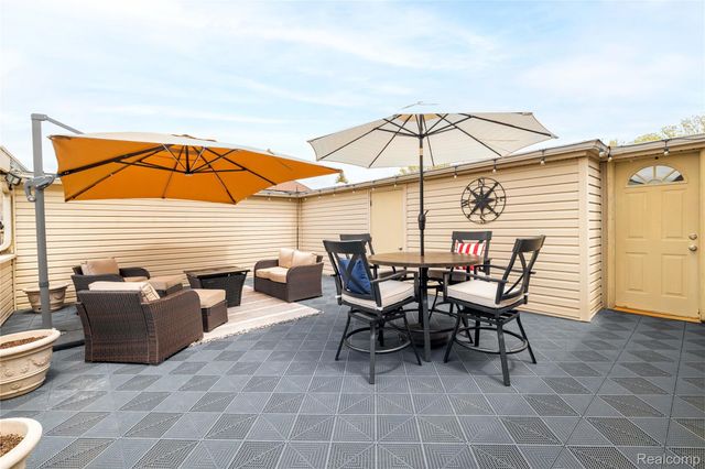 8095 Colony Drive 22, Grosse Ile Township, MI 48138