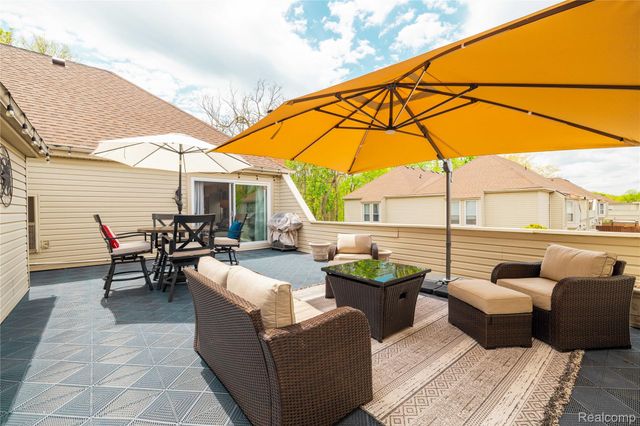 8095 Colony Drive 22, Grosse Ile Township, MI 48138
