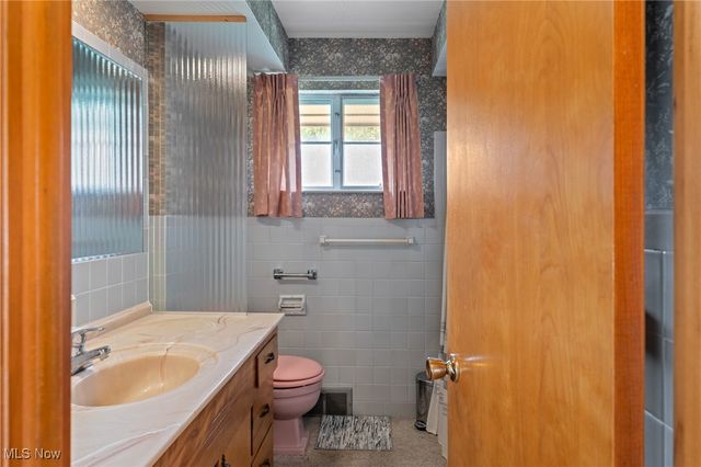 221 Briar Avenue NE, North Canton, OH 44720