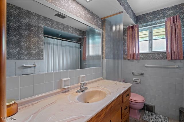 221 Briar Avenue NE, North Canton, OH 44720