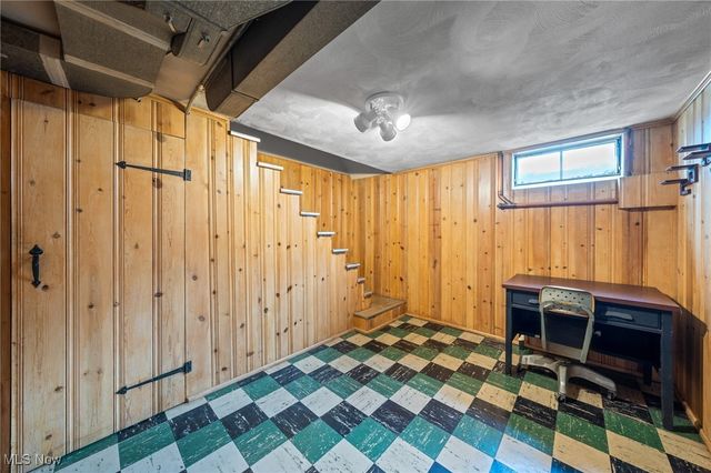 221 Briar Avenue NE, North Canton, OH 44720