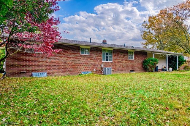 221 Briar Avenue NE, North Canton, OH 44720