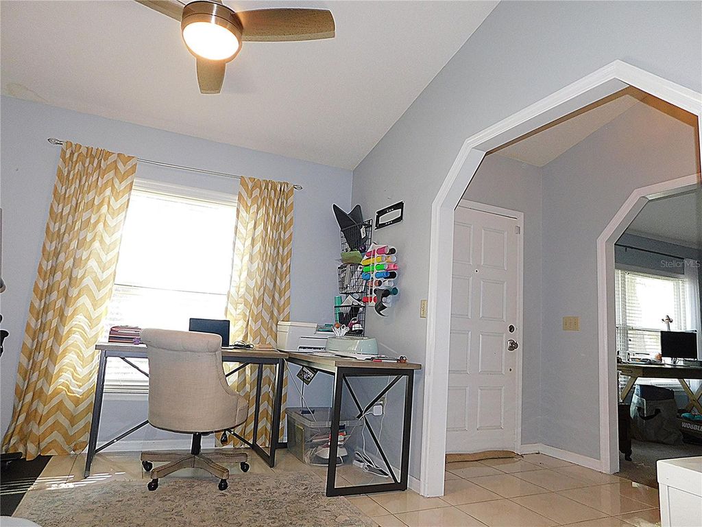 Image 12 of property listing at 979 RED DANDY DRIVE, Orlando, FL 32818