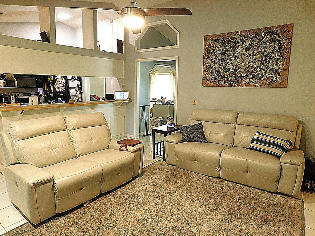 Image 17 of property listing at 979 RED DANDY DRIVE, Orlando, FL 32818