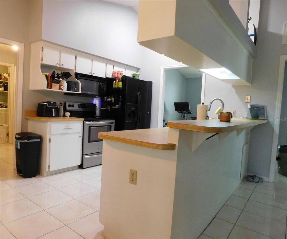 Image 20 of property listing at 979 RED DANDY DRIVE, Orlando, FL 32818