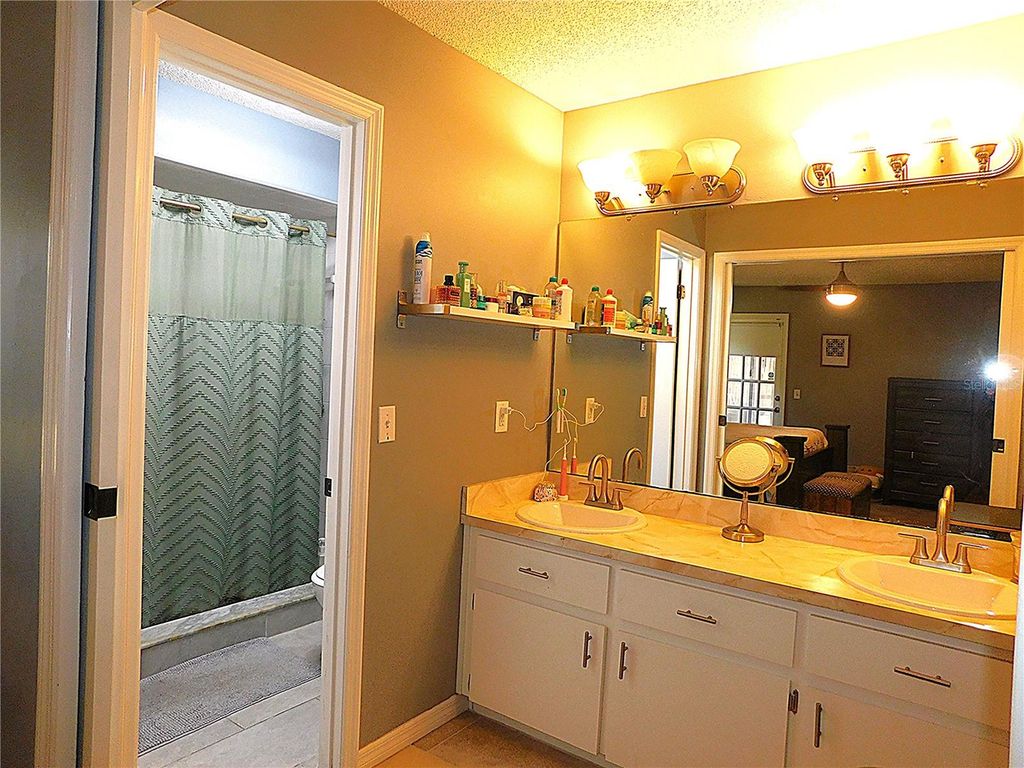 Image 26 of property listing at 979 RED DANDY DRIVE, Orlando, FL 32818