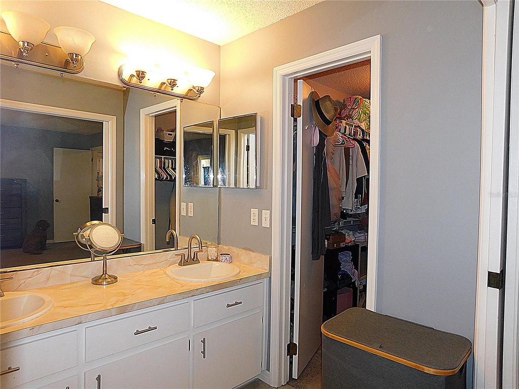 Image 27 of property listing at 979 RED DANDY DRIVE, Orlando, FL 32818