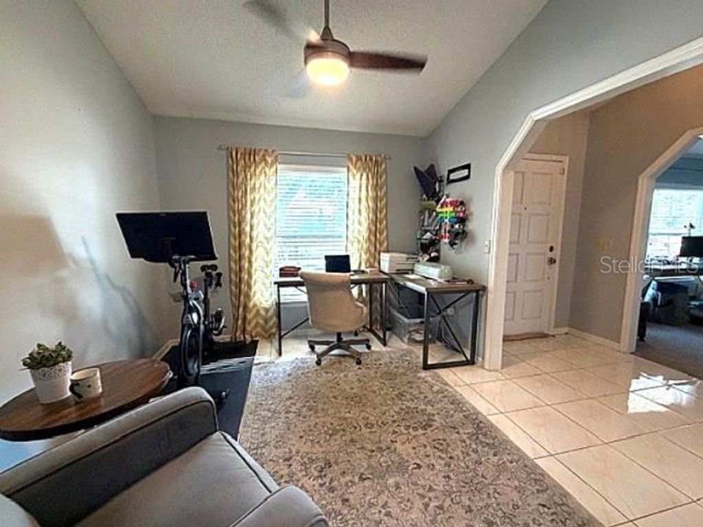 Image 10 of property listing at 979 RED DANDY DRIVE, Orlando, FL 32818