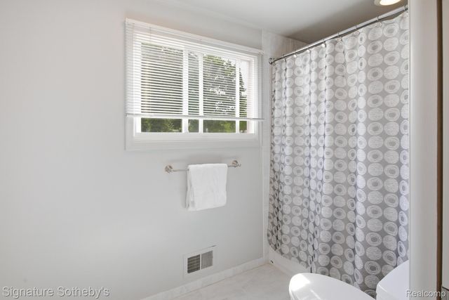 3215 Woodview Lake Road, West Bloomfield Charter Township, MI 48323