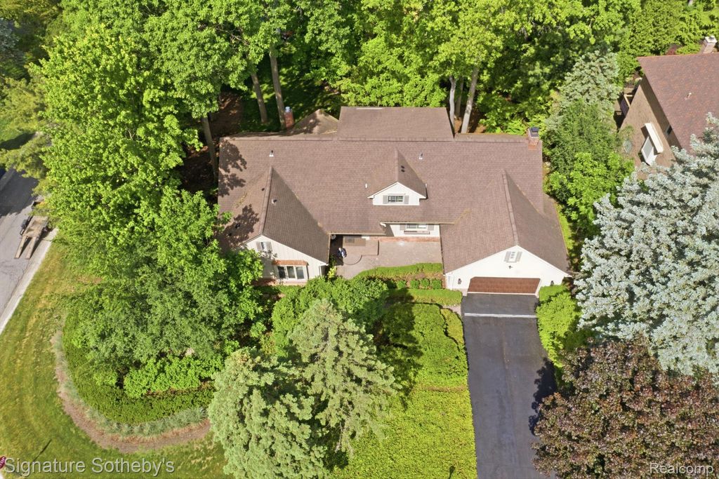 3215 Woodview Lake Road, West Bloomfield Charter Township, MI 48323