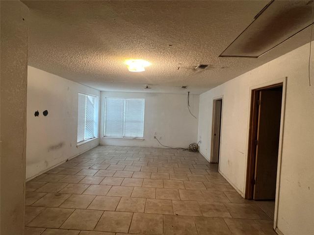 1448 Private Road 6013, Giddings, TX 78942