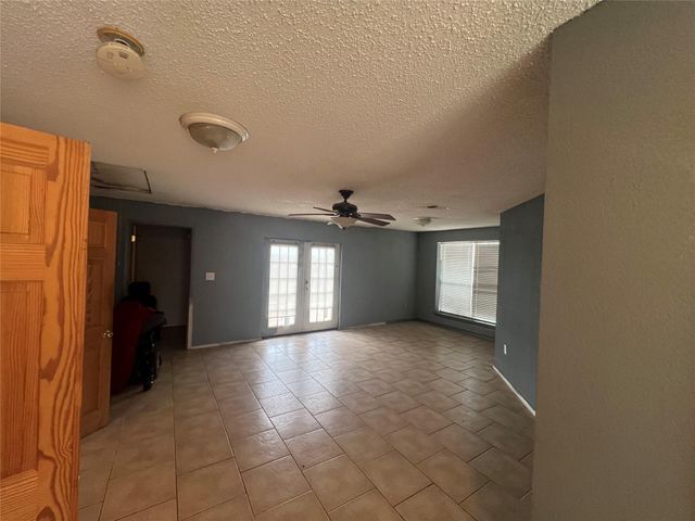 1448 Private Road 6013, Giddings, TX 78942