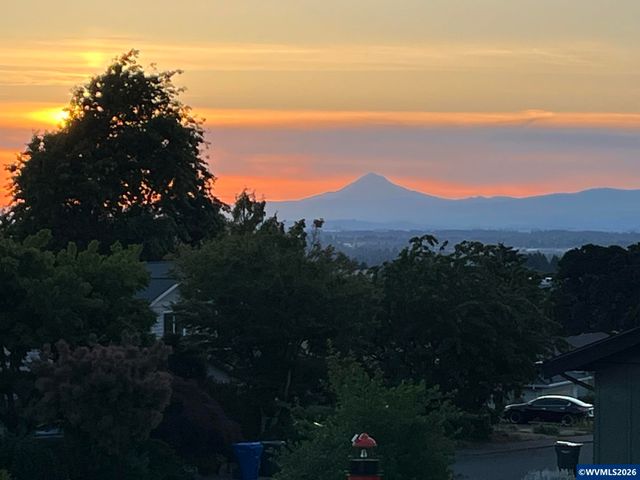 1423 35th Av NW, Salem, OR 97304