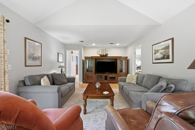 46 Glen Ridge Dr, Washington Twp., NJ 07853