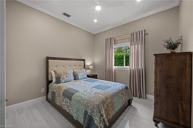 2035 Teagarden LN, Naples, FL 34110