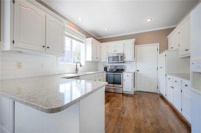 13733 Pembroke Circle, Leawood, KS 66224