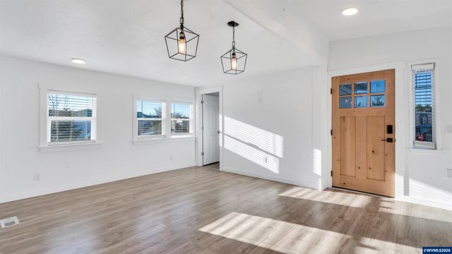 1768 38th Pl NE, Salem, OR 97305