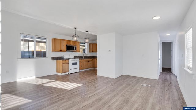 1768 38th Pl NE, Salem, OR 97305