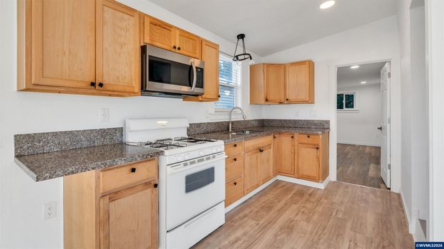 1768 38th Pl NE, Salem, OR 97305