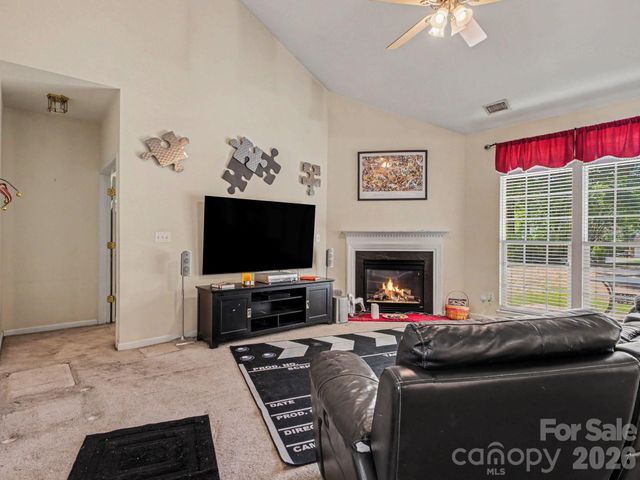 8800 Cavonnier Lane, Charlotte, NC 28216