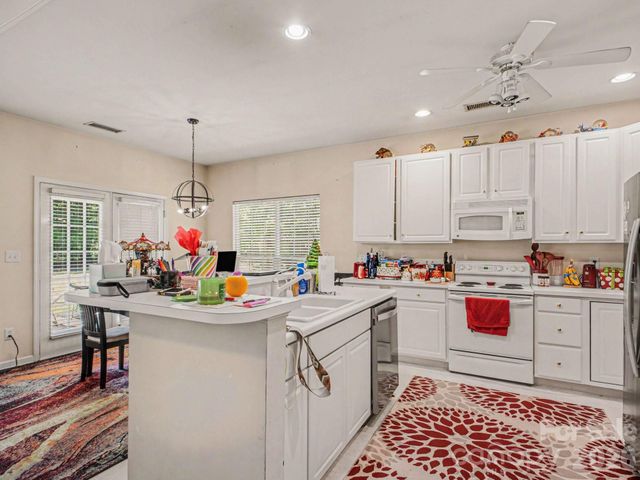 8800 Cavonnier Lane, Charlotte, NC 28216