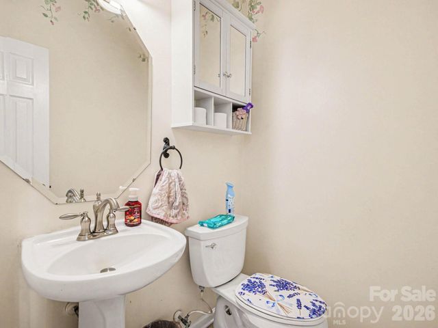 8800 Cavonnier Lane, Charlotte, NC 28216
