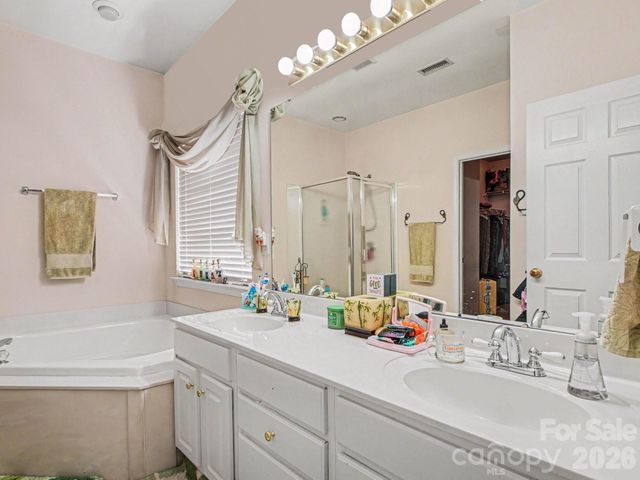 8800 Cavonnier Lane, Charlotte, NC 28216