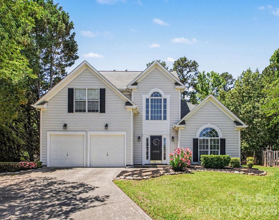8800 Cavonnier Lane, Charlotte, NC 28216