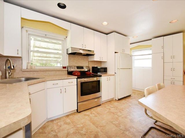 118 Park Lane, Massapequa, NY 11758