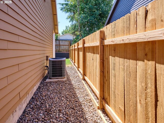 3766 10TH St, Hubbard, OR 97032