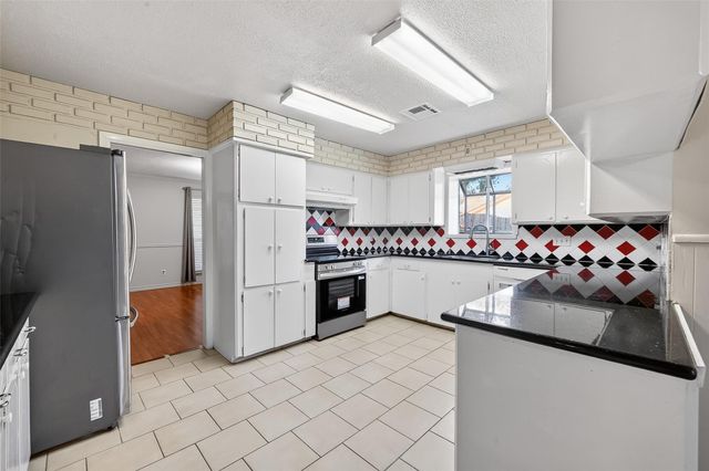 2319 Blue Willow Drive, Houston, TX 77042