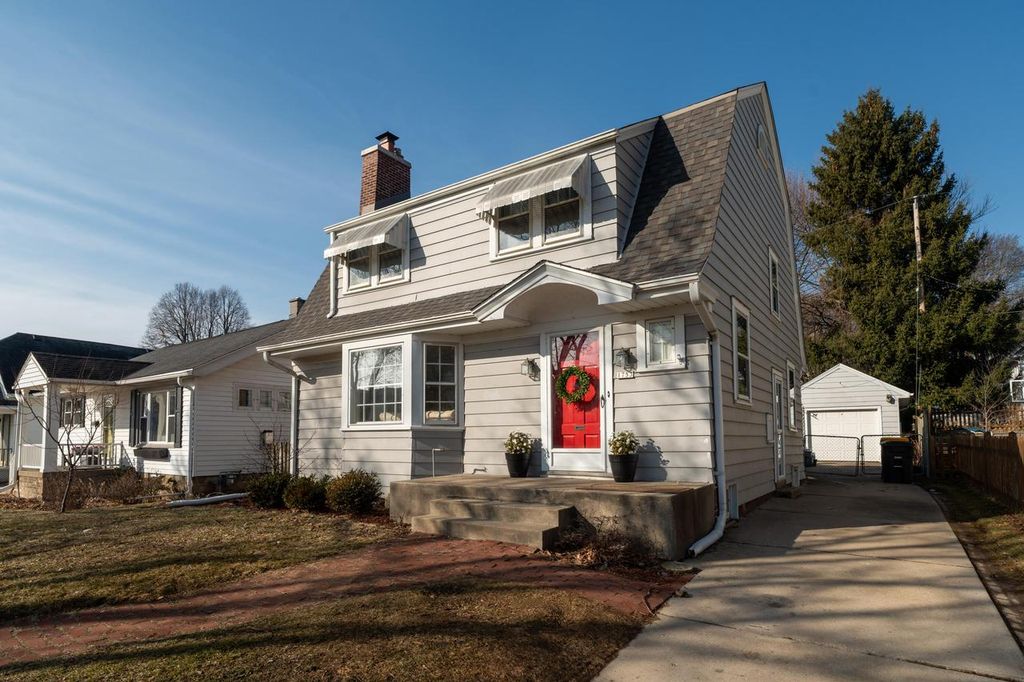 1753 Underwood AVENUE, Wauwatosa, WI 53213