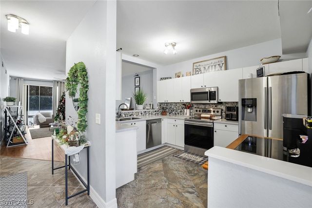 610 Luisa CT 802-1, Naples, FL 34104