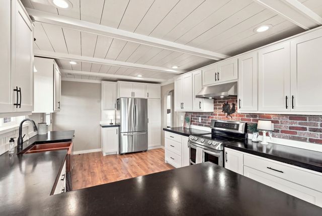 32326 N Elk-Chattaroy Rd, Chattaroy, WA 99003