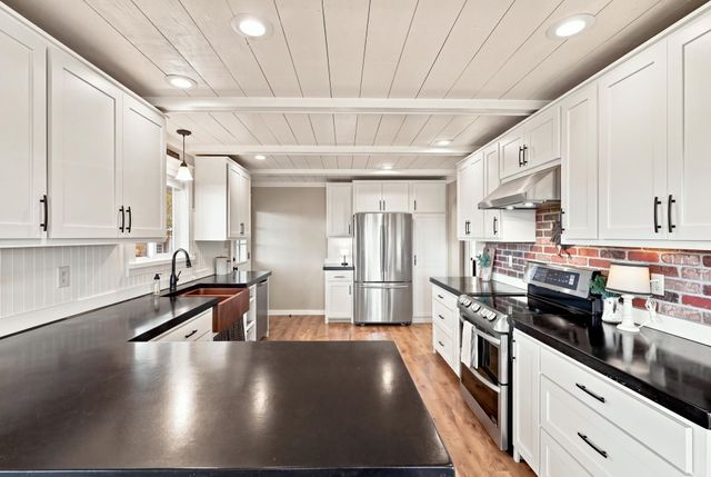 32326 N Elk-Chattaroy Rd, Chattaroy, WA 99003