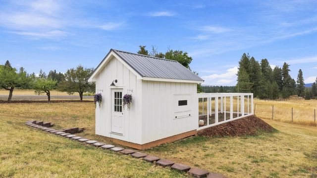 32326 N Elk-Chattaroy Rd, Chattaroy, WA 99003