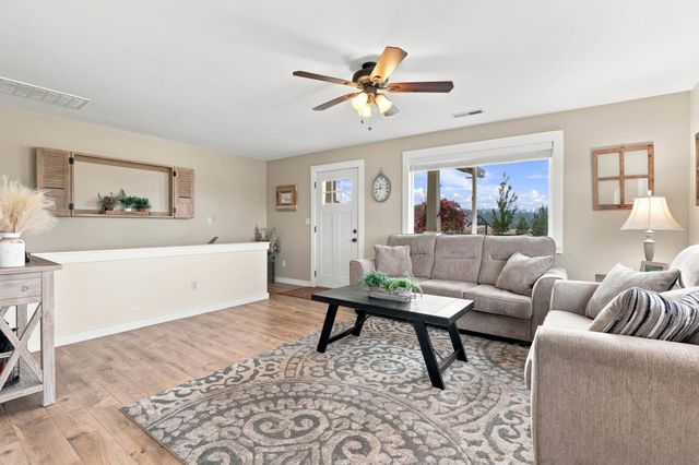 32326 N Elk-Chattaroy Rd, Chattaroy, WA 99003