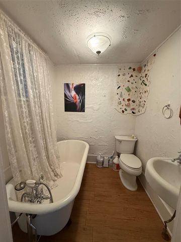 705 Gresham ST, Smithville, TX 78957