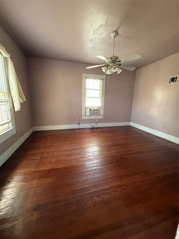 705 Gresham ST, Smithville, TX 78957