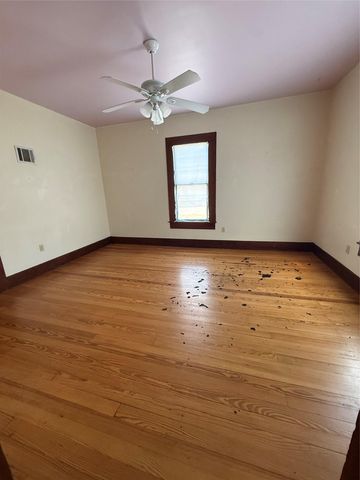 705 Gresham ST, Smithville, TX 78957