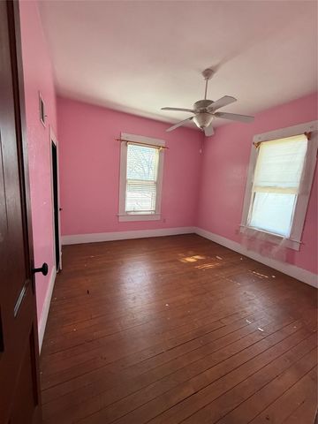 705 Gresham ST, Smithville, TX 78957